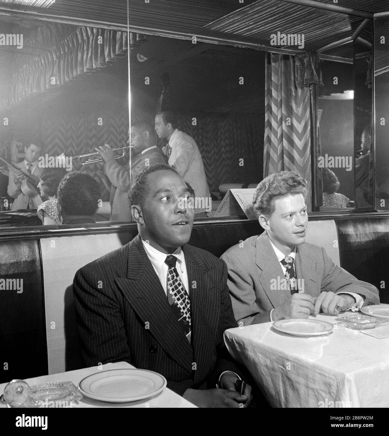 NEW YORK, NY - 1947: Sassofonista e compositore jazz americano Charlie Parker (1920-1955), e trombettista jazz americano Red Rodney (1927-1994) guardano come chitarristi jazz americani Chuck Wayne (1923-1997), trombettista jazz americano, bandleader, compositore e cantante Dizzy Gillespie (1917-1993) e vibrafonista jazz americano, pianista, E arrangiatore Margie Hyams (1920-2012) giocano sul palco circa 1947 al Downbeat Club di New York, New York. Credit:William Gottlieb / Rock negatives/ MediaPunch Foto Stock