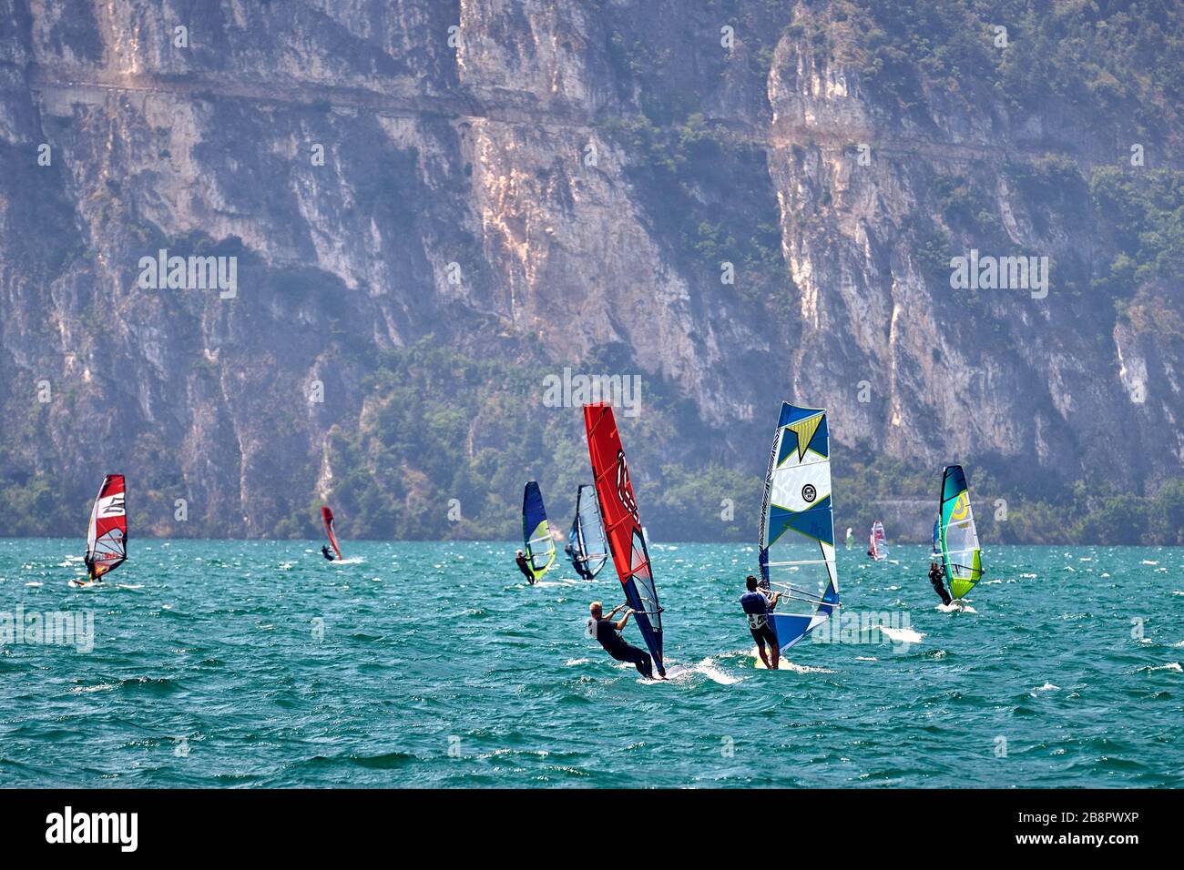 Riva del Garda,Lago di Garda ,Italia - 12 Giugno 2018: Windsurf surf il vento sulle onde nel Lago di Garda, rrider surf ad alta velocità sul Lago di Garda, R. Foto Stock