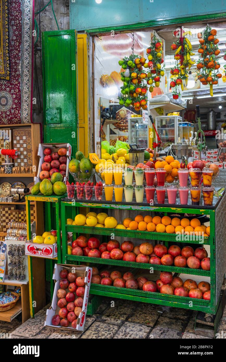 Una colorata bancarella di frutta che vende succhi di frutta nella città vecchia di Gerusalemme, Israele, Medio Oriente. Foto Stock