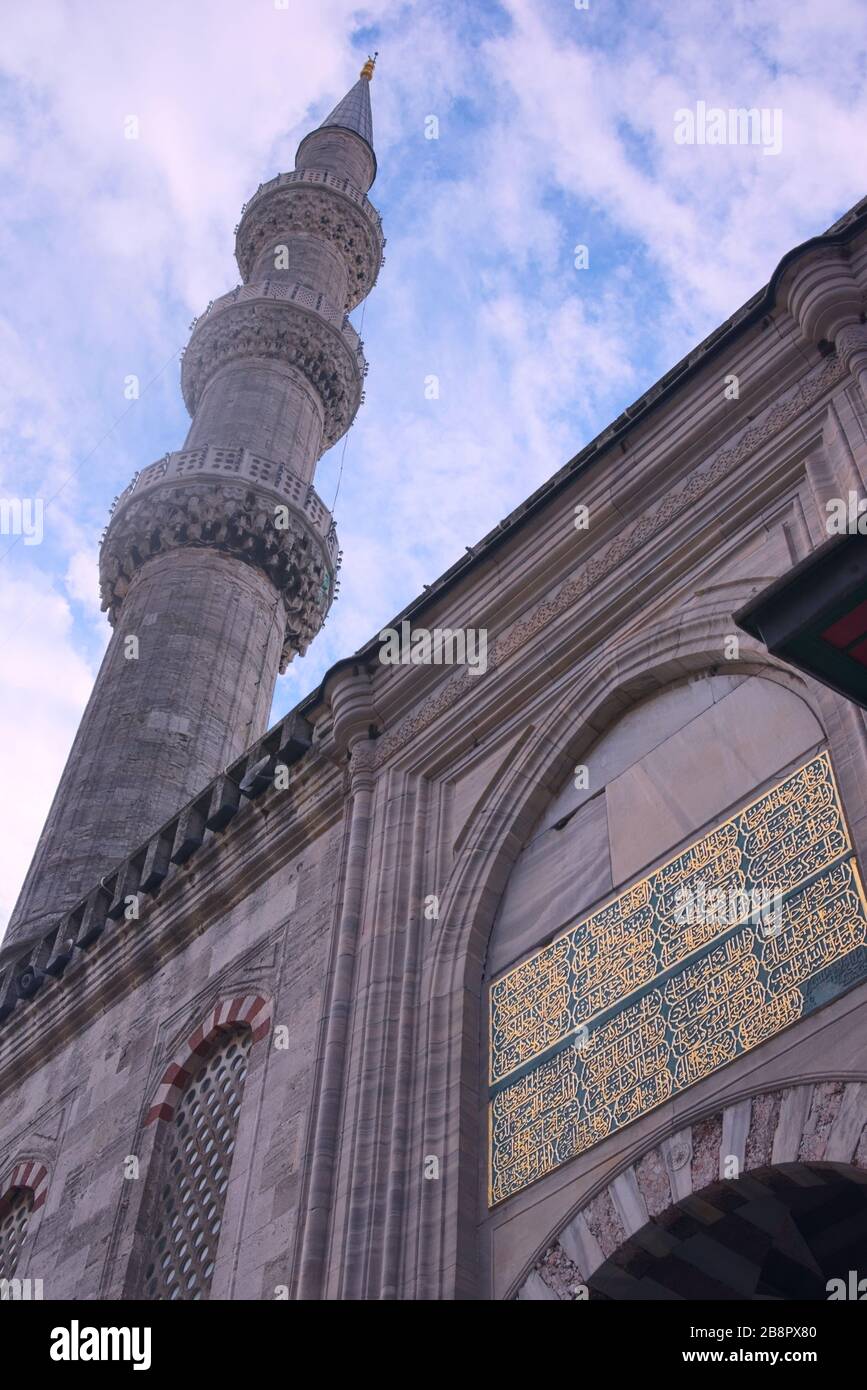 Dettaglio architettonico di uno dei minareti della Moschea Blu di Sultanahmed, a Istanbul, Turchia. Vista ad angolo basso. Foto Stock