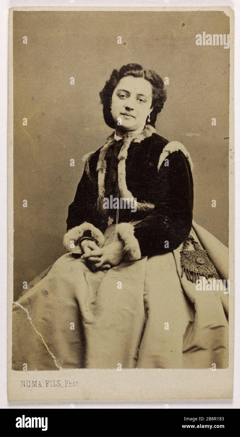 Vertical Bianca II (White o Celine Boissard, chiamato), (1840-1902), (attrice) Numa Fils. Ritratto di Bianca II (Blanche ou Céline Boissard, dite), (1840-1902), (attrice). Carte de visite (recto). Tirage sur papier albuminé. 1870-1890. Parigi, musée Carnavalet. Foto Stock