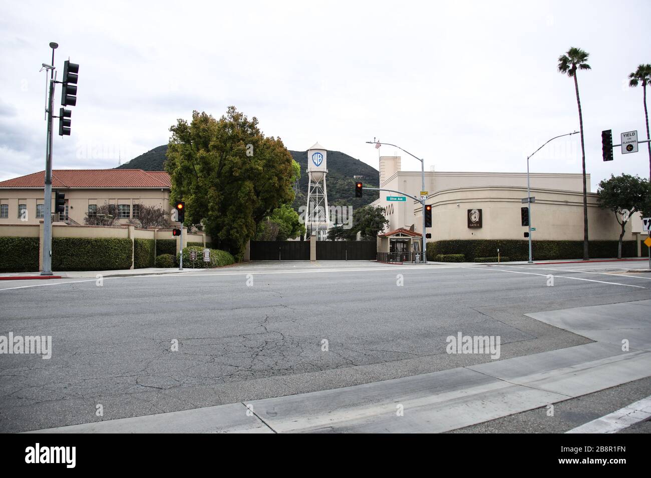 Burbank, California, Stati Uniti. 22 marzo 2020. Una vista esterna della Warner Bros. Water Tower presso Warner Bros. Studios a Burbank, temporaneamente chiuso in risposta a coronavirus COVID-19 pandemic, Tre giorni dopo l'ordine "Safer at Home" emesso sia dal sindaco di Los Angeles Eric Garcetti a livello di contea, sia dal governatore della California Gavin Newcom a livello di Stato giovedì 19 marzo 2020, che rimarrà in vigore almeno fino al 19 aprile, 2020 in mezzo al Coronavirus COVID-19 pandemico Stati Uniti. Credit: Image Press Agency/Alamy Live News Foto Stock