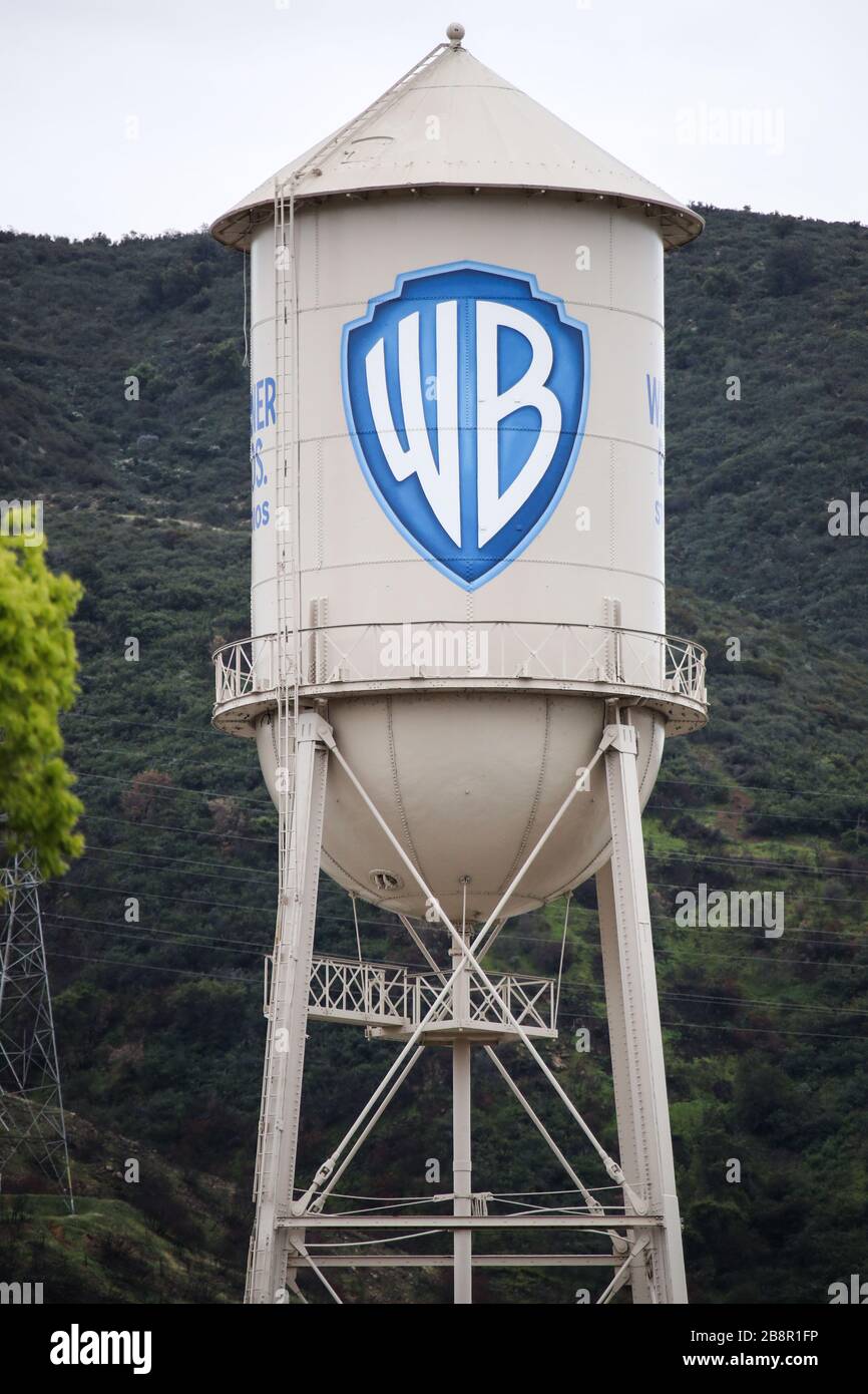 Burbank, California, Stati Uniti. 22 marzo 2020. Una vista esterna della Warner Bros. Water Tower presso Warner Bros. Studios a Burbank, temporaneamente chiuso in risposta a coronavirus COVID-19 pandemic, Tre giorni dopo l'ordine "Safer at Home" emesso sia dal sindaco di Los Angeles Eric Garcetti a livello di contea, sia dal governatore della California Gavin Newcom a livello di Stato giovedì 19 marzo 2020, che rimarrà in vigore almeno fino al 19 aprile, 2020 in mezzo al Coronavirus COVID-19 pandemico Stati Uniti. Credit: Image Press Agency/Alamy Live News Foto Stock