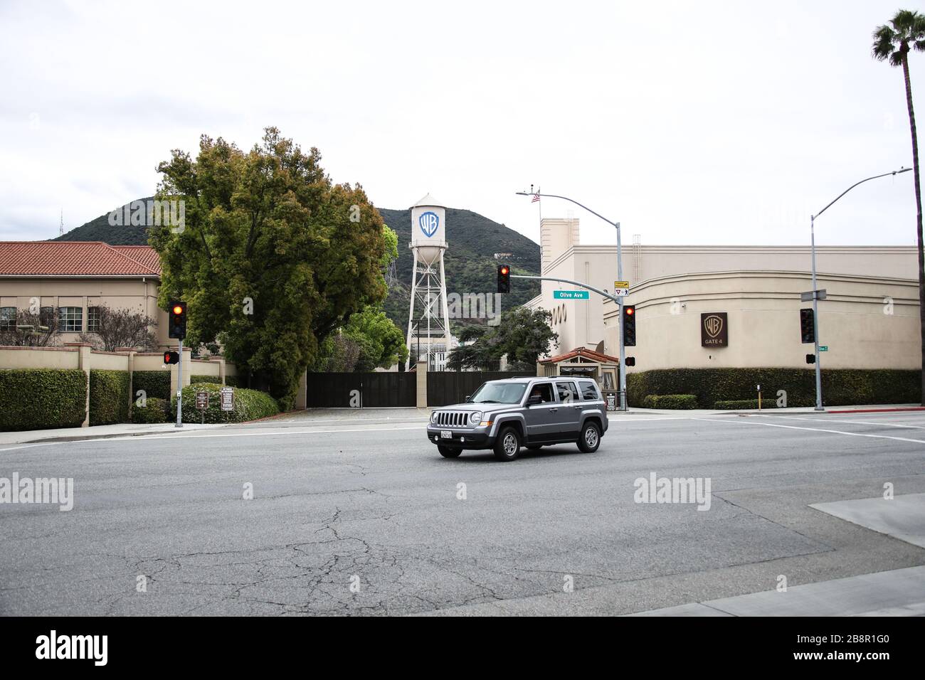 Burbank, California, Stati Uniti. 22 marzo 2020. Una vista esterna della Warner Bros. Water Tower presso Warner Bros. Studios a Burbank, temporaneamente chiuso in risposta a coronavirus COVID-19 pandemic, Tre giorni dopo l'ordine "Safer at Home" emesso sia dal sindaco di Los Angeles Eric Garcetti a livello di contea, sia dal governatore della California Gavin Newcom a livello di Stato giovedì 19 marzo 2020, che rimarrà in vigore almeno fino al 19 aprile, 2020 in mezzo al Coronavirus COVID-19 pandemico Stati Uniti. Credit: Image Press Agency/Alamy Live News Foto Stock