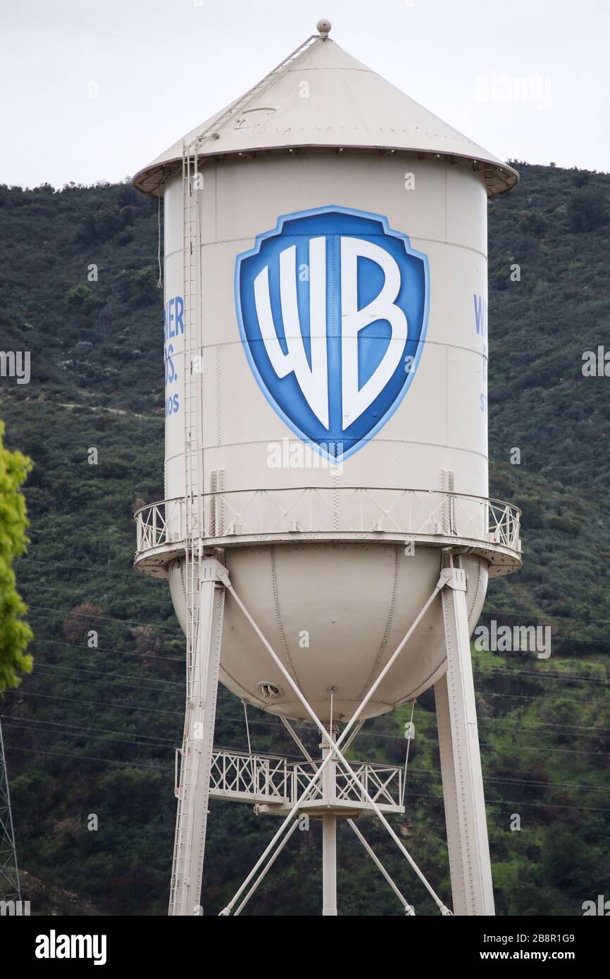 Burbank, California, Stati Uniti. 22 marzo 2020. Una vista esterna della Warner Bros. Water Tower presso Warner Bros. Studios a Burbank, temporaneamente chiuso in risposta a coronavirus COVID-19 pandemic, Tre giorni dopo l'ordine "Safer at Home" emesso sia dal sindaco di Los Angeles Eric Garcetti a livello di contea, sia dal governatore della California Gavin Newcom a livello di Stato giovedì 19 marzo 2020, che rimarrà in vigore almeno fino al 19 aprile, 2020 in mezzo al Coronavirus COVID-19 pandemico Stati Uniti. Credit: Image Press Agency/Alamy Live News Foto Stock
