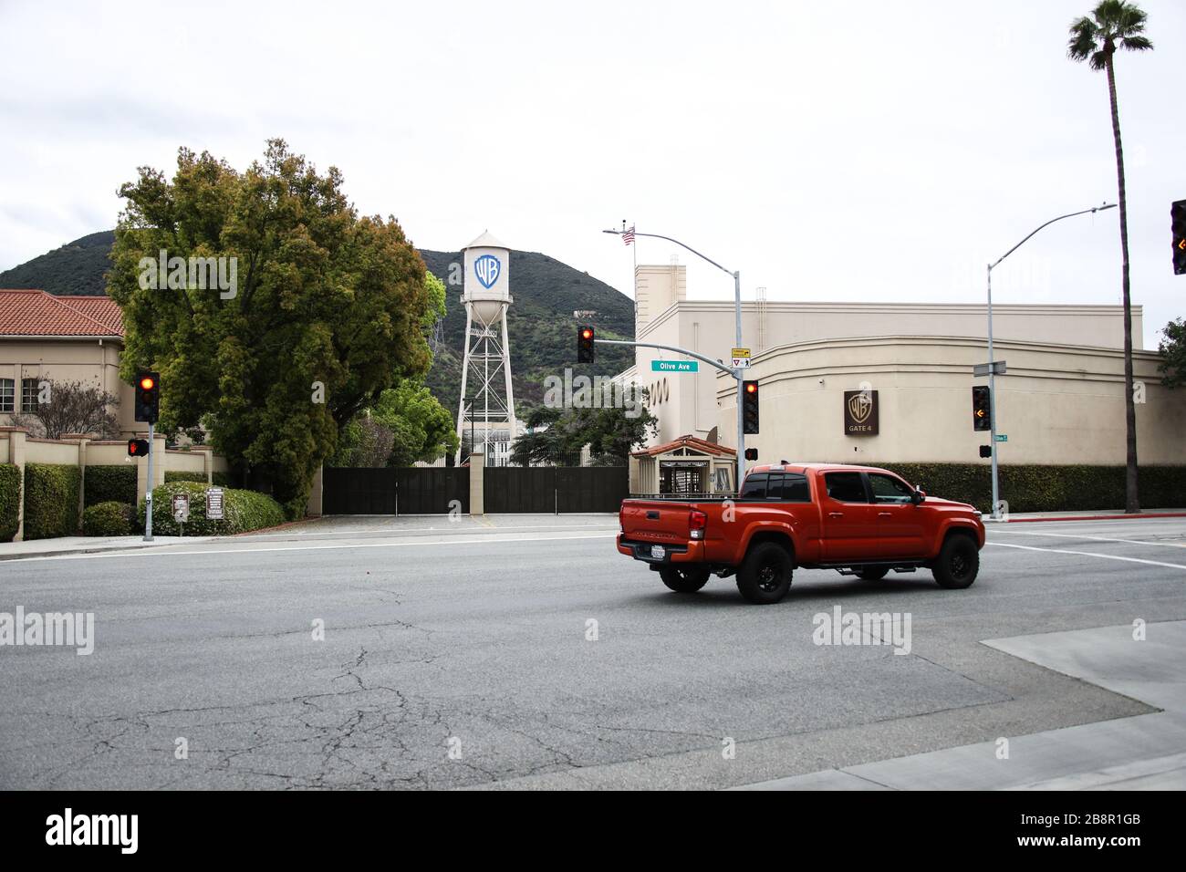 Burbank, California, Stati Uniti. 22 marzo 2020. Una vista esterna della Warner Bros. Water Tower presso Warner Bros. Studios a Burbank, temporaneamente chiuso in risposta a coronavirus COVID-19 pandemic, Tre giorni dopo l'ordine "Safer at Home" emesso sia dal sindaco di Los Angeles Eric Garcetti a livello di contea, sia dal governatore della California Gavin Newcom a livello di Stato giovedì 19 marzo 2020, che rimarrà in vigore almeno fino al 19 aprile, 2020 in mezzo al Coronavirus COVID-19 pandemico Stati Uniti. Credit: Image Press Agency/Alamy Live News Foto Stock