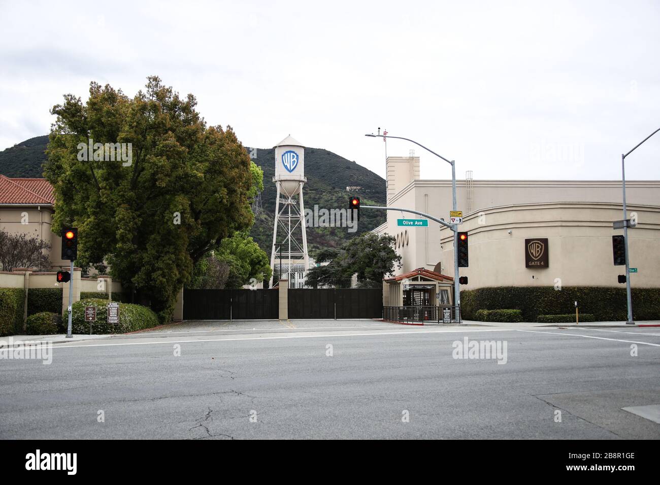 Burbank, California, Stati Uniti. 22 marzo 2020. Una vista esterna della Warner Bros. Water Tower presso Warner Bros. Studios a Burbank, temporaneamente chiuso in risposta a coronavirus COVID-19 pandemic, Tre giorni dopo l'ordine "Safer at Home" emesso sia dal sindaco di Los Angeles Eric Garcetti a livello di contea, sia dal governatore della California Gavin Newcom a livello di Stato giovedì 19 marzo 2020, che rimarrà in vigore almeno fino al 19 aprile, 2020 in mezzo al Coronavirus COVID-19 pandemico Stati Uniti. Credit: Image Press Agency/Alamy Live News Foto Stock