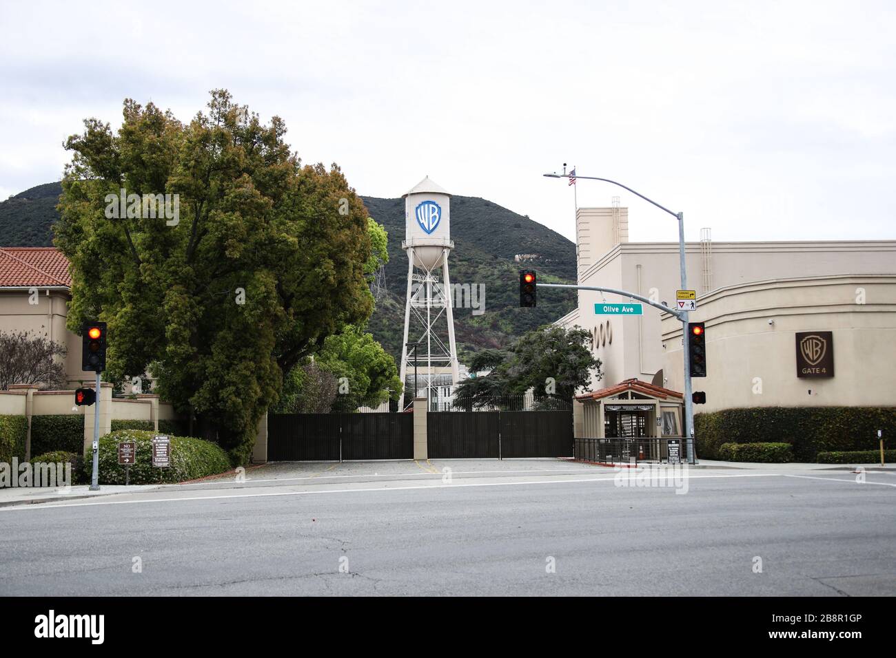 Burbank, California, Stati Uniti. 22 marzo 2020. Una vista esterna della Warner Bros. Water Tower presso Warner Bros. Studios a Burbank, temporaneamente chiuso in risposta a coronavirus COVID-19 pandemic, Tre giorni dopo l'ordine "Safer at Home" emesso sia dal sindaco di Los Angeles Eric Garcetti a livello di contea, sia dal governatore della California Gavin Newcom a livello di Stato giovedì 19 marzo 2020, che rimarrà in vigore almeno fino al 19 aprile, 2020 in mezzo al Coronavirus COVID-19 pandemico Stati Uniti. Credit: Image Press Agency/Alamy Live News Foto Stock