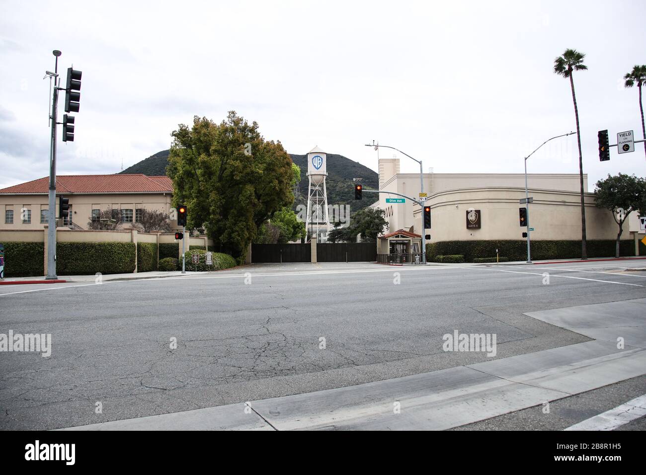 Burbank, California, Stati Uniti. 22 marzo 2020. Una vista esterna della Warner Bros. Water Tower presso Warner Bros. Studios a Burbank, temporaneamente chiuso in risposta a coronavirus COVID-19 pandemic, Tre giorni dopo l'ordine "Safer at Home" emesso sia dal sindaco di Los Angeles Eric Garcetti a livello di contea, sia dal governatore della California Gavin Newcom a livello di Stato giovedì 19 marzo 2020, che rimarrà in vigore almeno fino al 19 aprile, 2020 in mezzo al Coronavirus COVID-19 pandemico Stati Uniti. Credit: Image Press Agency/Alamy Live News Foto Stock