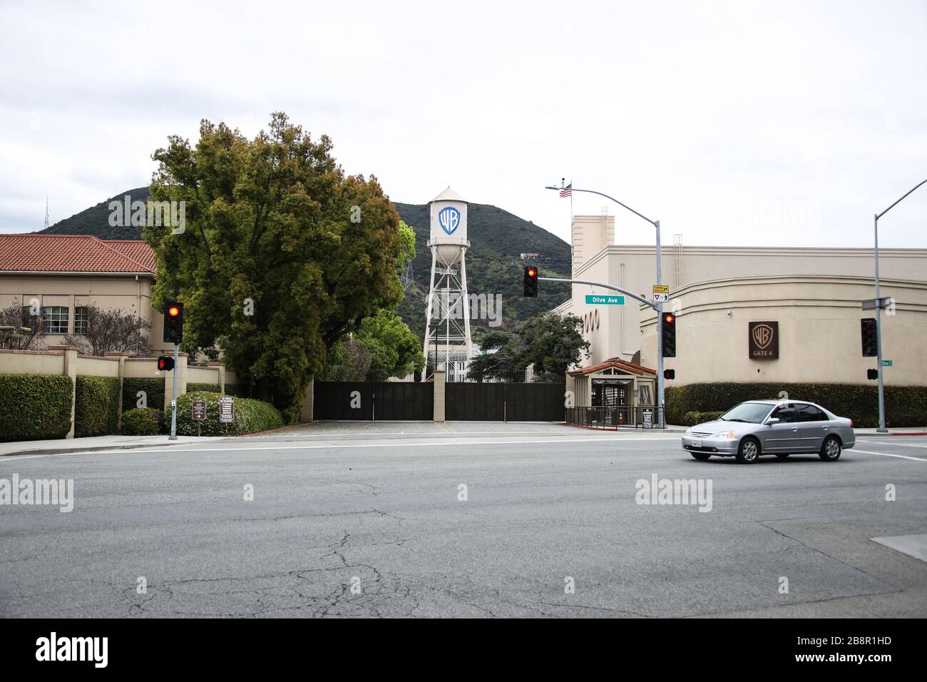 Burbank, California, Stati Uniti. 22 marzo 2020. Una vista esterna della Warner Bros. Water Tower presso Warner Bros. Studios a Burbank, temporaneamente chiuso in risposta a coronavirus COVID-19 pandemic, Tre giorni dopo l'ordine "Safer at Home" emesso sia dal sindaco di Los Angeles Eric Garcetti a livello di contea, sia dal governatore della California Gavin Newcom a livello di Stato giovedì 19 marzo 2020, che rimarrà in vigore almeno fino al 19 aprile, 2020 in mezzo al Coronavirus COVID-19 pandemico Stati Uniti. Credit: Image Press Agency/Alamy Live News Foto Stock