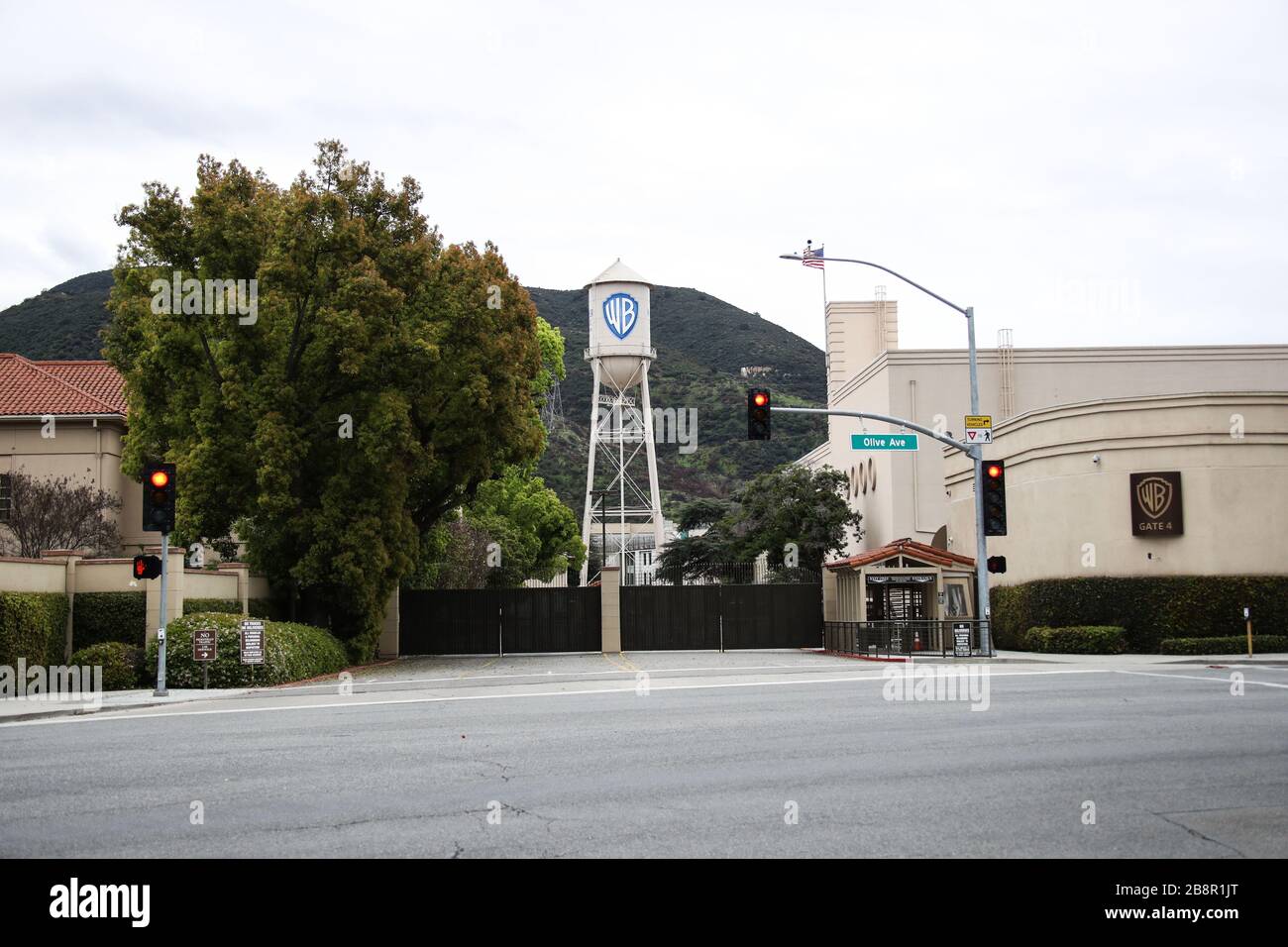 Burbank, California, Stati Uniti. 22 marzo 2020. Una vista esterna della Warner Bros. Water Tower presso Warner Bros. Studios a Burbank, temporaneamente chiuso in risposta a coronavirus COVID-19 pandemic, Tre giorni dopo l'ordine "Safer at Home" emesso sia dal sindaco di Los Angeles Eric Garcetti a livello di contea, sia dal governatore della California Gavin Newcom a livello di Stato giovedì 19 marzo 2020, che rimarrà in vigore almeno fino al 19 aprile, 2020 in mezzo al Coronavirus COVID-19 pandemico Stati Uniti. Credit: Image Press Agency/Alamy Live News Foto Stock