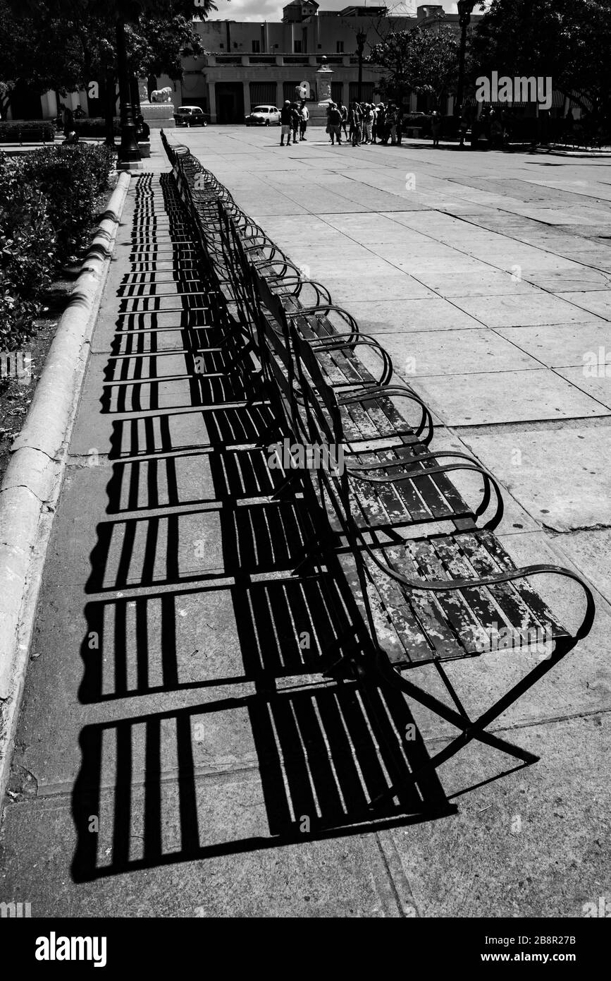 Linea di panchine parco, Cienfuegos, Cuba Foto Stock