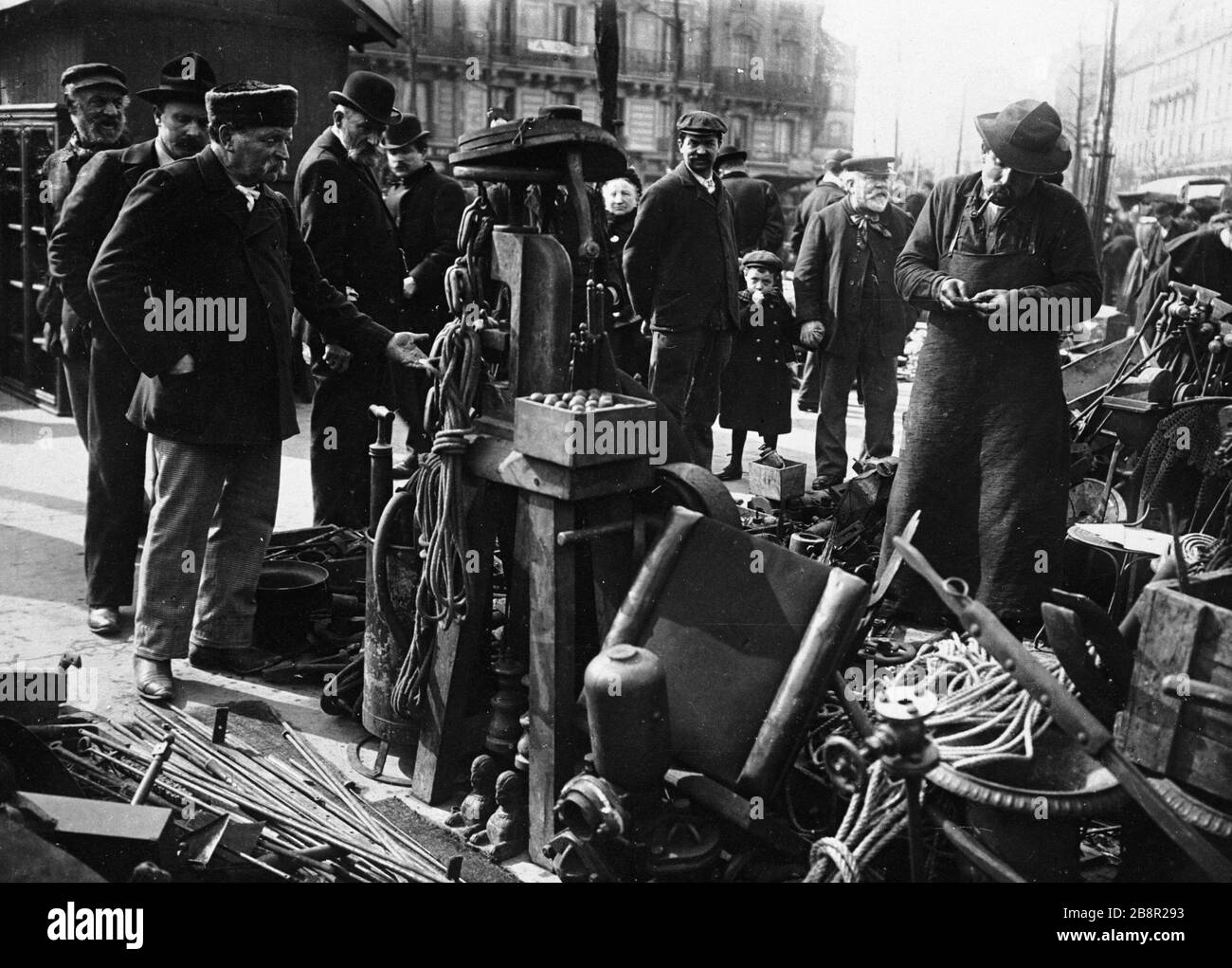 Fiera di rottame Blvd. Foire à la ferraille, boulevard Richard-Lenoir. Parigi (XIème arr.). Photographie de Paul Géniaux (1873-1914). Parigi, musée Carnavalet. Foto Stock