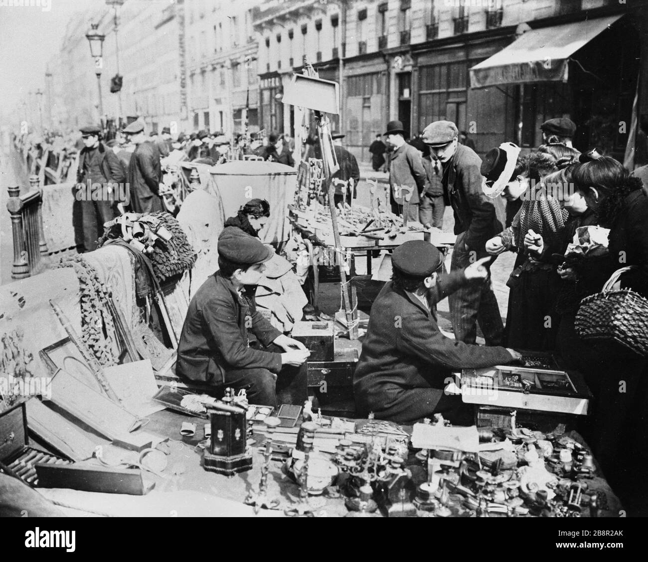 Fiera di rottame Blvd. Foire à la ferraille, boulevard Richard-Lenoir. Parigi (XIème arr.). Photographie de Paul Géniaux (1873-1914). Parigi, musée Carnavalet. Foto Stock
