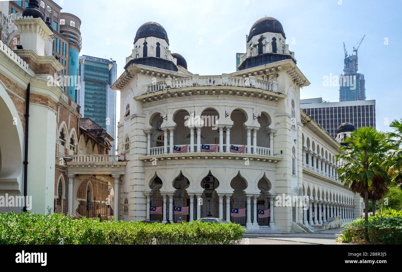 Vecchio edificio High Court ora utilizzato come uffici governativi locali architettura coloniale con caratteristiche Mughal a Kuala Lumpur Malesia. Foto Stock