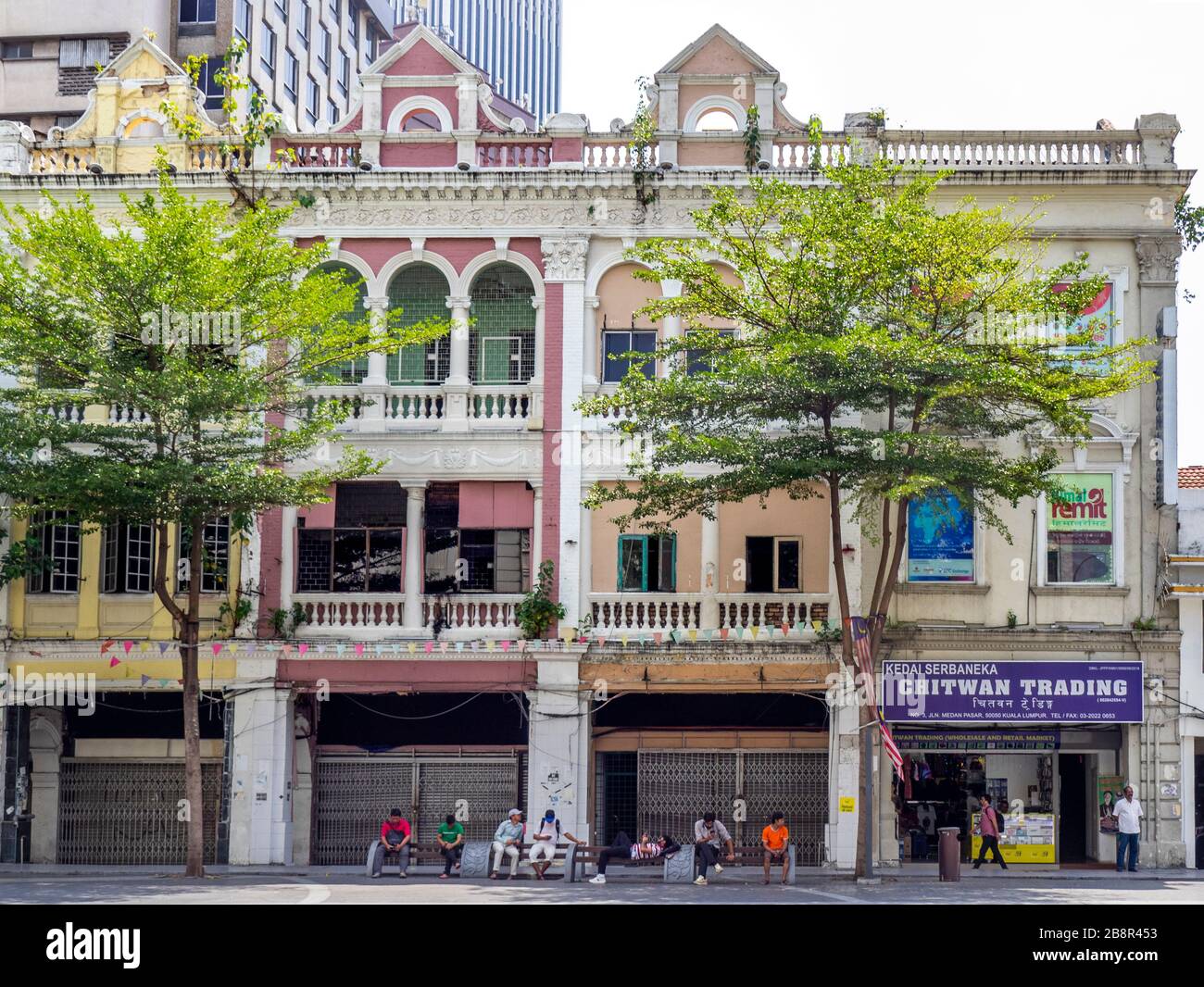 Shopping e negozi nella vecchia Piazza del mercato di Medan Pasar, Chinatown Kuala Lumpur, Malesia. Foto Stock