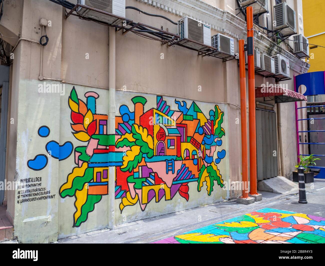 Urbanscapes astratto equilibrio murale dell'artista Fritilldea sponsorizzato da Trend Beyond Colors Nippon dipinge in una strada Chinatown Kuala Lumpur Malesia. Foto Stock