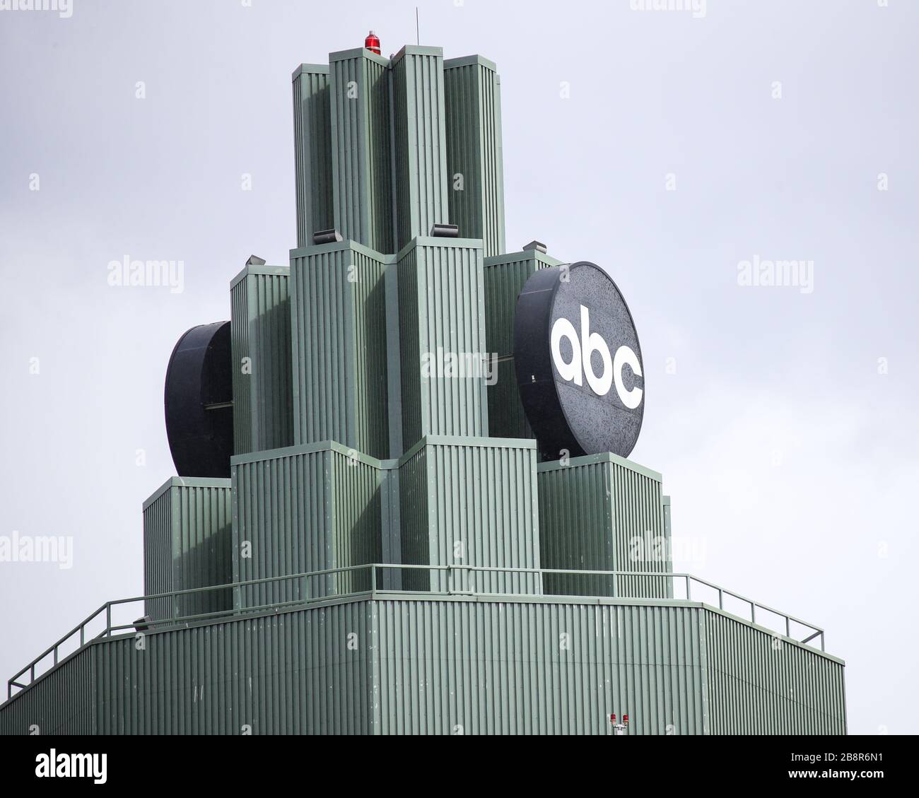 Burbank, California, Stati Uniti. 22 marzo 2020. Una vista esterna degli ABC Studios a Walt Disney Studios (che funge da sede centrale per il conglomerato di media della Walt Disney Company) a Burbank, temporaneamente chiuso in risposta a coronavirus COVID-19 pandemic, Tre giorni dopo l'ordine di "Safer at Home" emesso sia dal sindaco di Los Angeles Eric Garcetti a livello di contea, sia dal governatore della California Gavin Newcom a livello di stato giovedì 19 marzo 2020, che rimarrà in vigore almeno fino al 19 aprile 2020 in mezzo alla pandemia Coronavirus COVID-19, 22 marzo 2020 a Burbank, Los Angel Credi Foto Stock