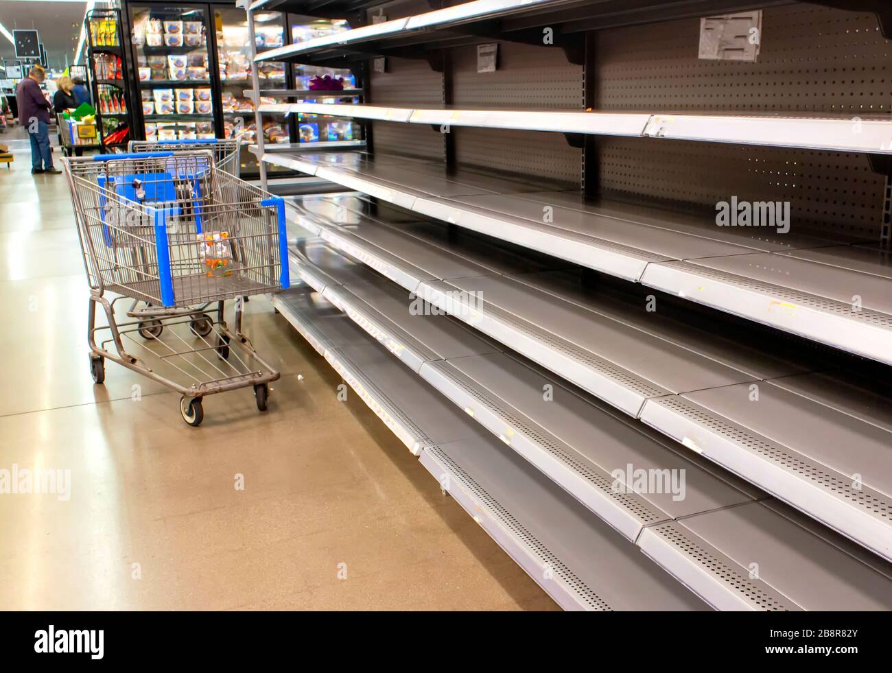 Scaffali vuoti in un supermercato a causa di stoccaggio durante la pandemia coronavirus Foto Stock