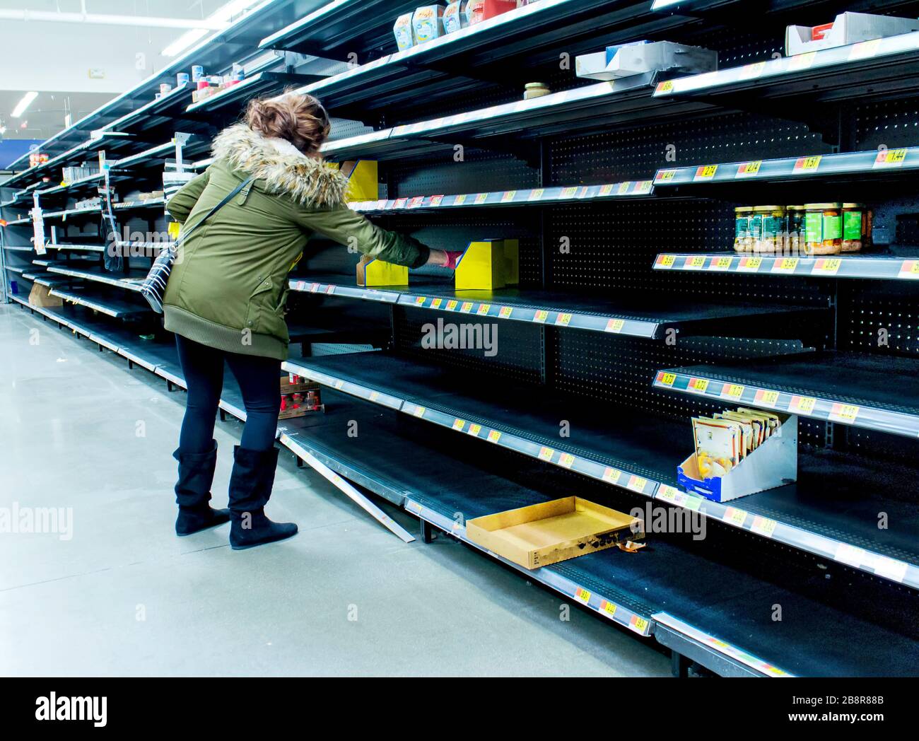 Coronavirus relativo segno che razionamento del cibo ad un supermercato Foto Stock