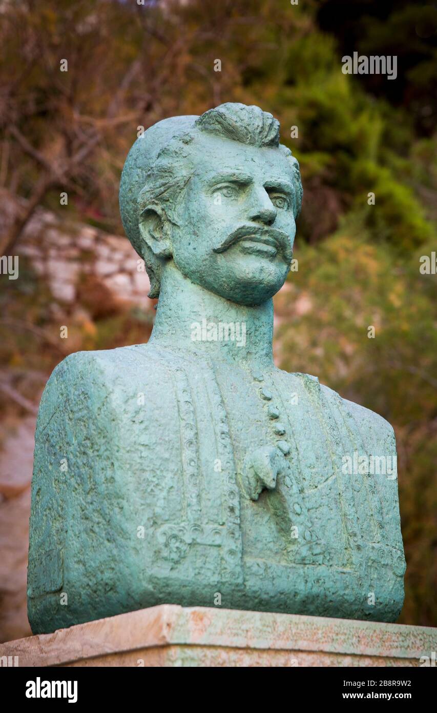 Scultura in bronzo busto di didascalia navale greca Antonius Oikonomou della Guerra di Indipendenza greca 1821-1830 situato sull'isola greca di Idra, Grecia Foto Stock