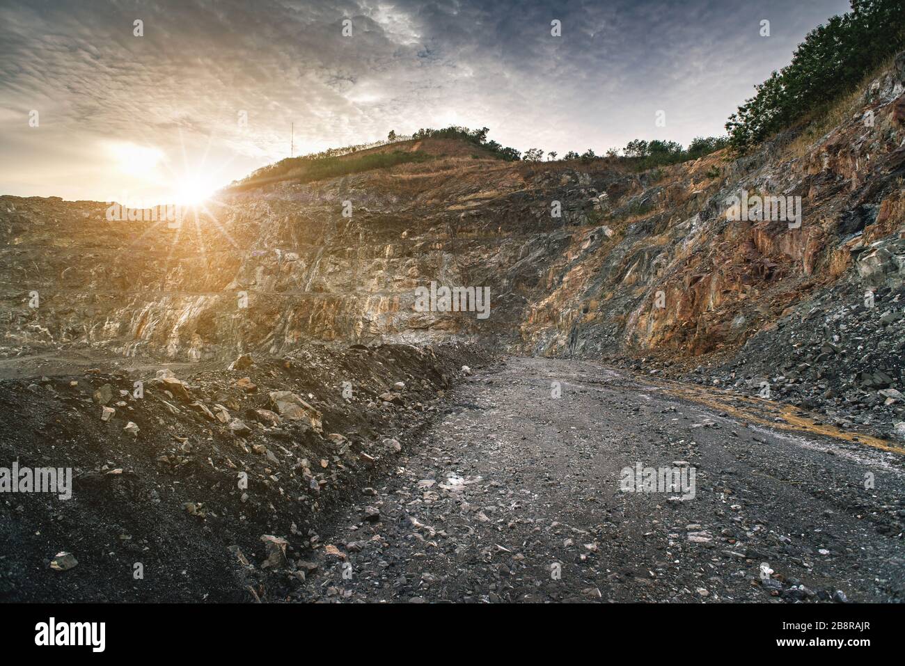 Vista della cava mineraria di opencast con i lotti di macchinario sul lavoro - vista dall'alto.questa zona è stata estratta per rame, argento, oro e altri minerali. Foto Stock