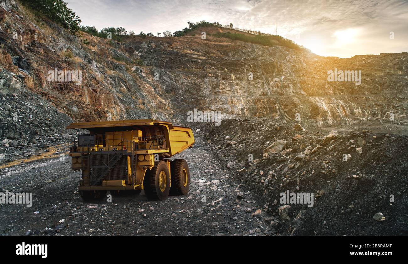 Dump di grande carico di autocarri per il trasporto dei minerali oro,industriale minerario in Thailandia Foto Stock