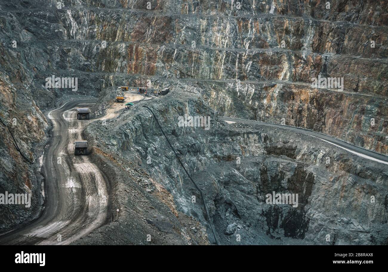 Vista aerea di miniere a cielo aperto cava con un sacco di macchinari al lavoro - vista da sopra.Questa zona è stato minato per rame, argento, oro e altri mi Foto Stock