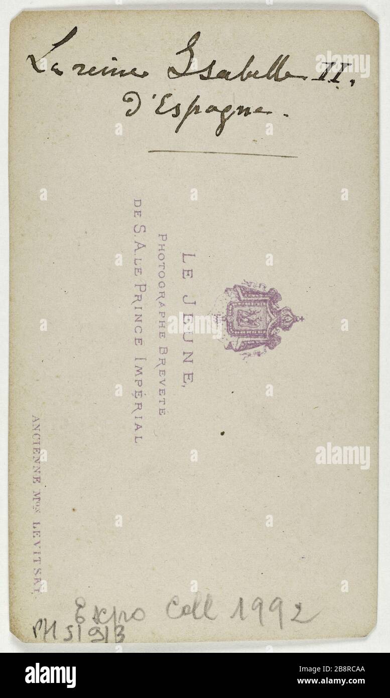 Ritratto di Isabella II (Marie Louise), (1830-1904), Regina di Spagna Ritratto d'Isabelle II (Marie Louise), (1830-1904), reine d'Espagne. Carte de visite (verso).Tirage sur papier albuminé. Entre 1860-1890. Photographie d'Augustin Aimé Joseph le Jeune. Parigi, musée Carnavalet. Foto Stock