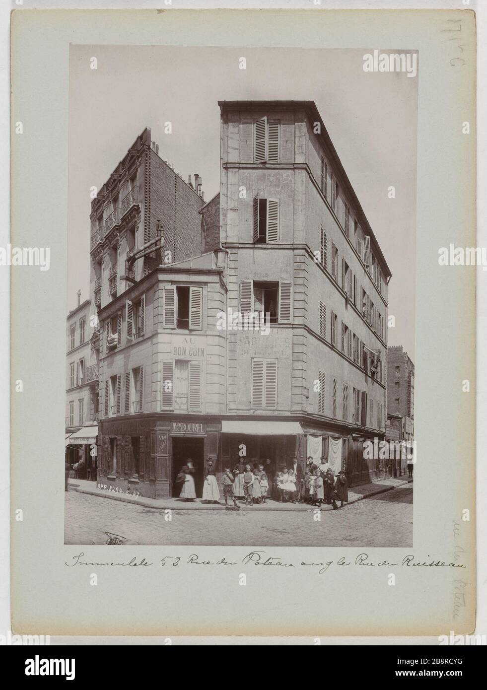 EDIFICIO, 52 RUE DU POLE, L'ANGOLO DI STREET CREEK, 18 ° DISTRETTO, PARIGI Immeuble, 52 rue du Poteau, à l'angle de la rue du Ruisseau. Parigi (XVIIIème arr.), 1907 (Mars). Union Photographique Française. Parigi, musée Carnavalet. Foto Stock