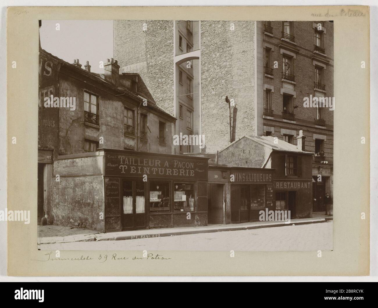 EDIFICIO, 39 RUE DU POTEAU, 18 ° DISTRETTO, PARIS Immeuble, 39 rue du Poteau. Parigi (XVIIIème arr.), 1907 (Mars). Union Photographique Française. Parigi, musée Carnavalet. Foto Stock