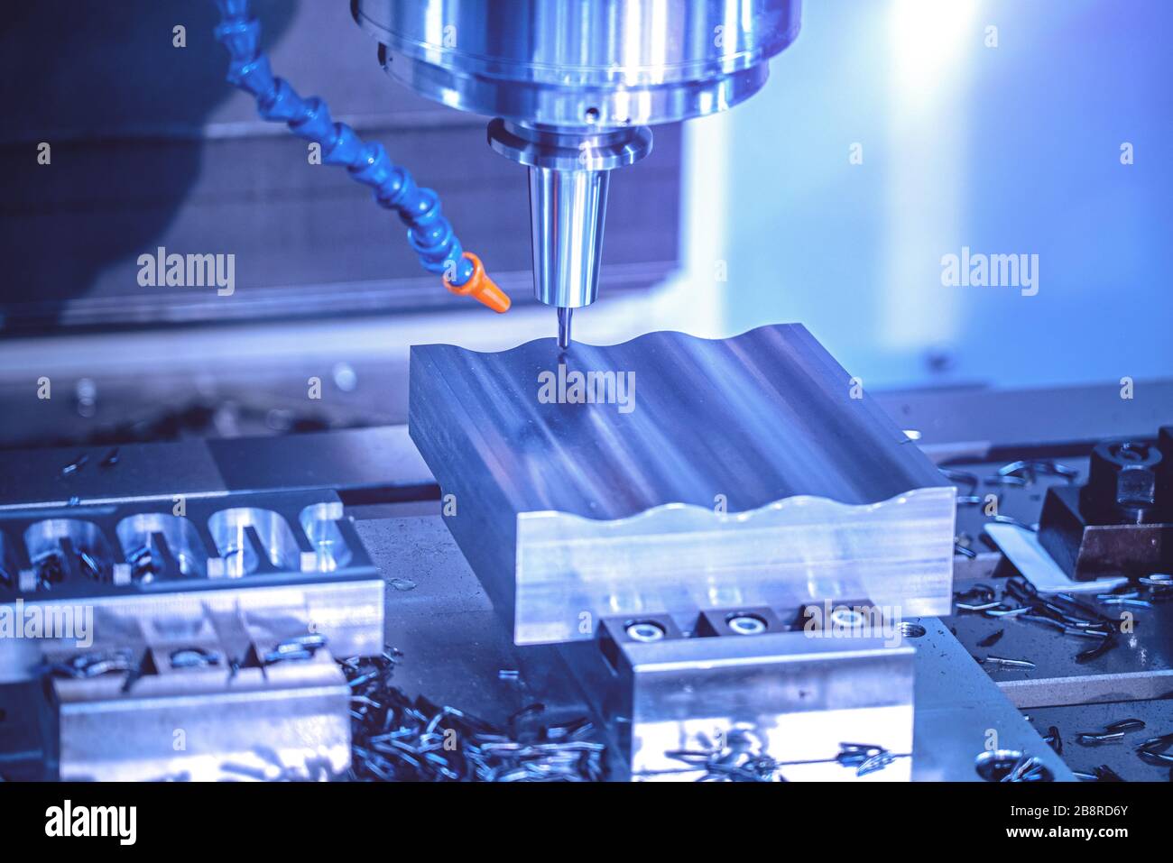 Fresatrice per metalli lavorazione di un acciaio taglio metallo moderna tecnologia di lavorazione in fabbrica industriale. Foto Stock