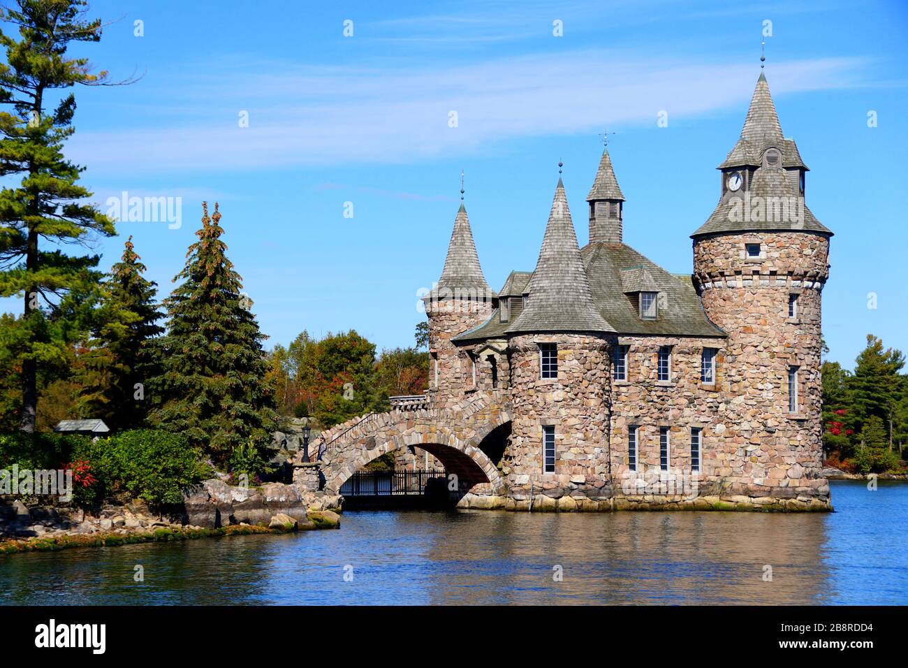 Alexandria Bay, New York, U.S.A - 24 ottobre 2019 - la vista della Power House e Torre dell'Orologio del Castello di Boldt sul fiume San Lorenzo Foto Stock
