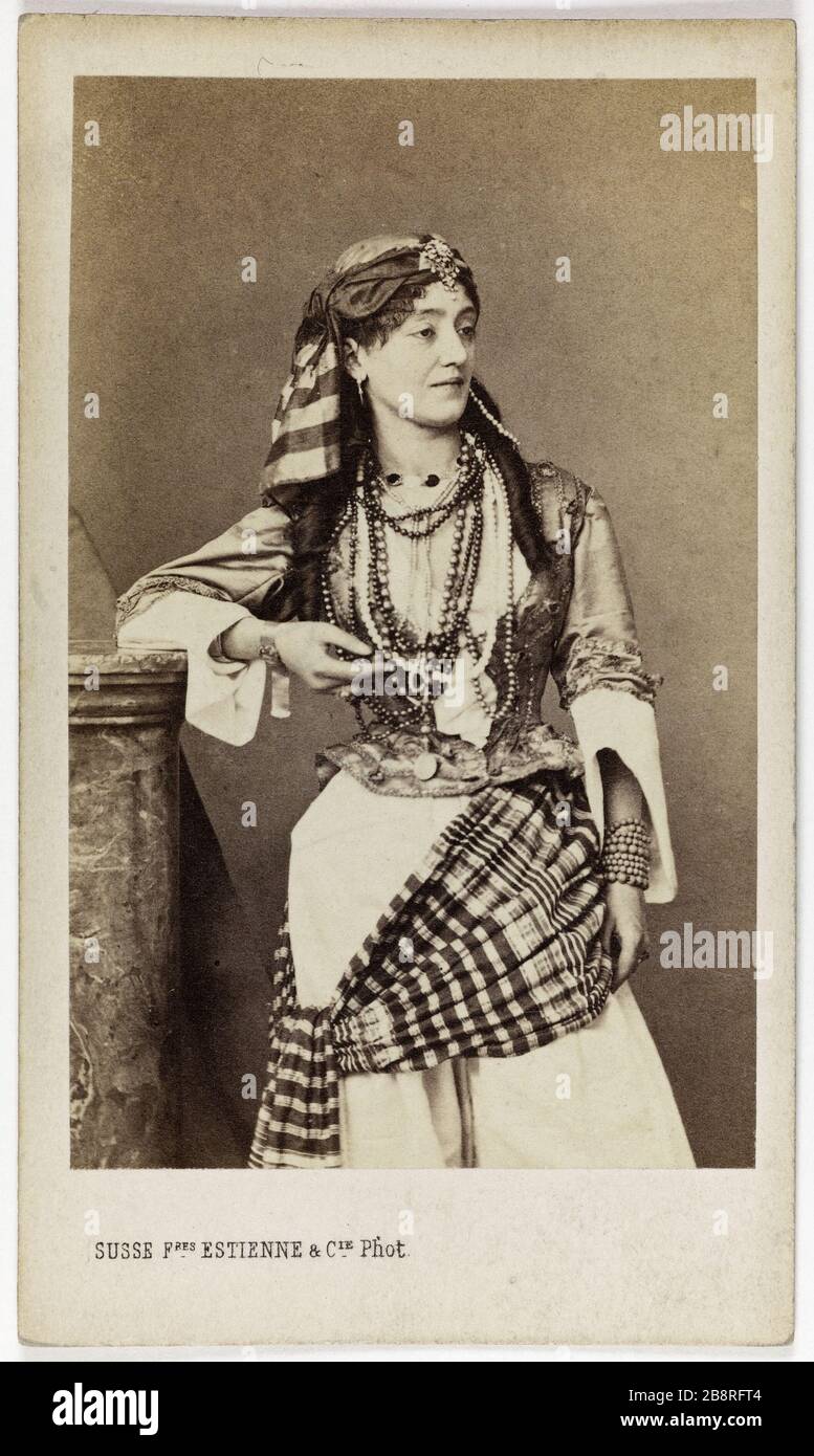 Ritratto di Melanie, attrice teatrale. Susse Frères, Estiennes & Cie Ritratto de Mélanie, attrice de théâtre. Carte de visite (recto). Tirage sur papier albuminé. 1860-1890. Parigi, musée Carnavalet. Foto Stock