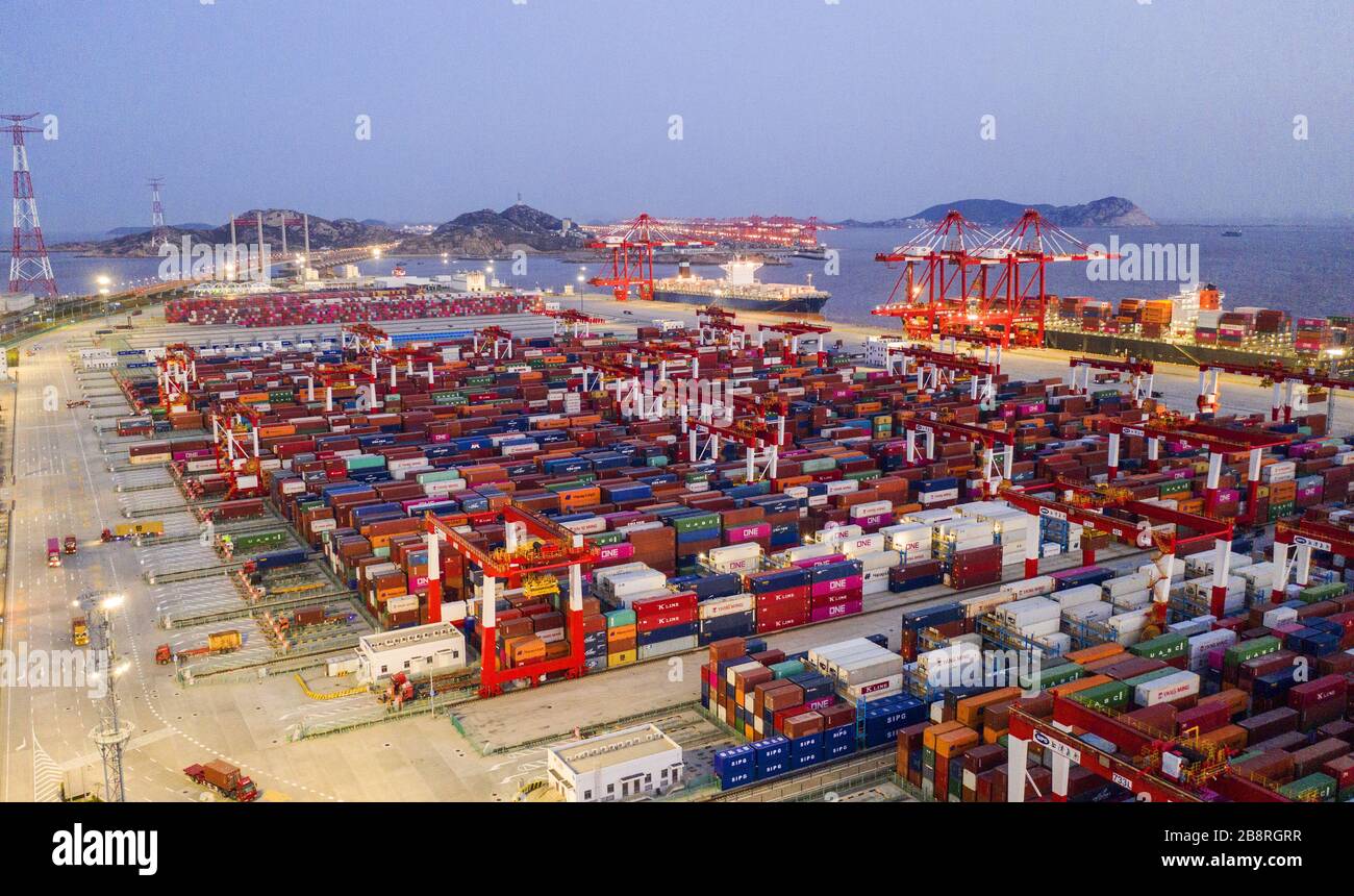 Shanghai, Cina. 22 marzo 2020. Il porto di Yangshan torna alla normale capacità produttiva a Shanghai, Cina il 22 marzo 2020.(Photo by TPG/cnsphotos) Credit: TopPhoto/Alamy Live News Foto Stock