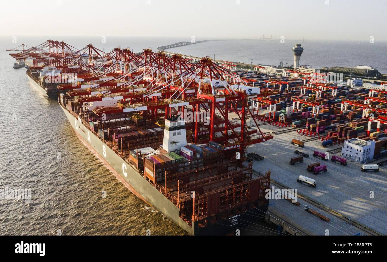 Shanghai, Cina. 22 marzo 2020. Il porto di Yangshan torna alla normale capacità produttiva a Shanghai, Cina il 22 marzo 2020.(Photo by TPG/cnsphotos) Credit: TopPhoto/Alamy Live News Foto Stock