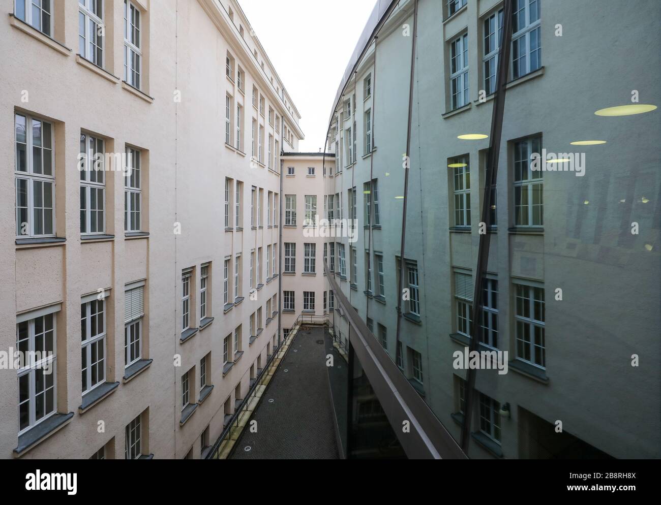 Lipsia, Germania. 14 Feb 2020. Il vecchio edificio della Biblioteca Nazionale tedesca di Lipsia si riflette in un nuovo edificio, l'Archivio musicale tedesco. La Biblioteca Nazionale tedesca, con uffici a Lipsia e Francoforte sul meno, raccoglie tutto ciò che è stato pubblicato in tedesco dal 1913. Lo stock di 36 milioni di supporti attualmente comprende 387 chilometri di scaffali. Una delle attività più importanti al momento è la strada verso l'era digitale. (A dpa 'raccolta di media in tempi di digitalizzazione') Credit: Jan Woitas/dpa-Zentralbild/dpa/Alamy Live News Foto Stock