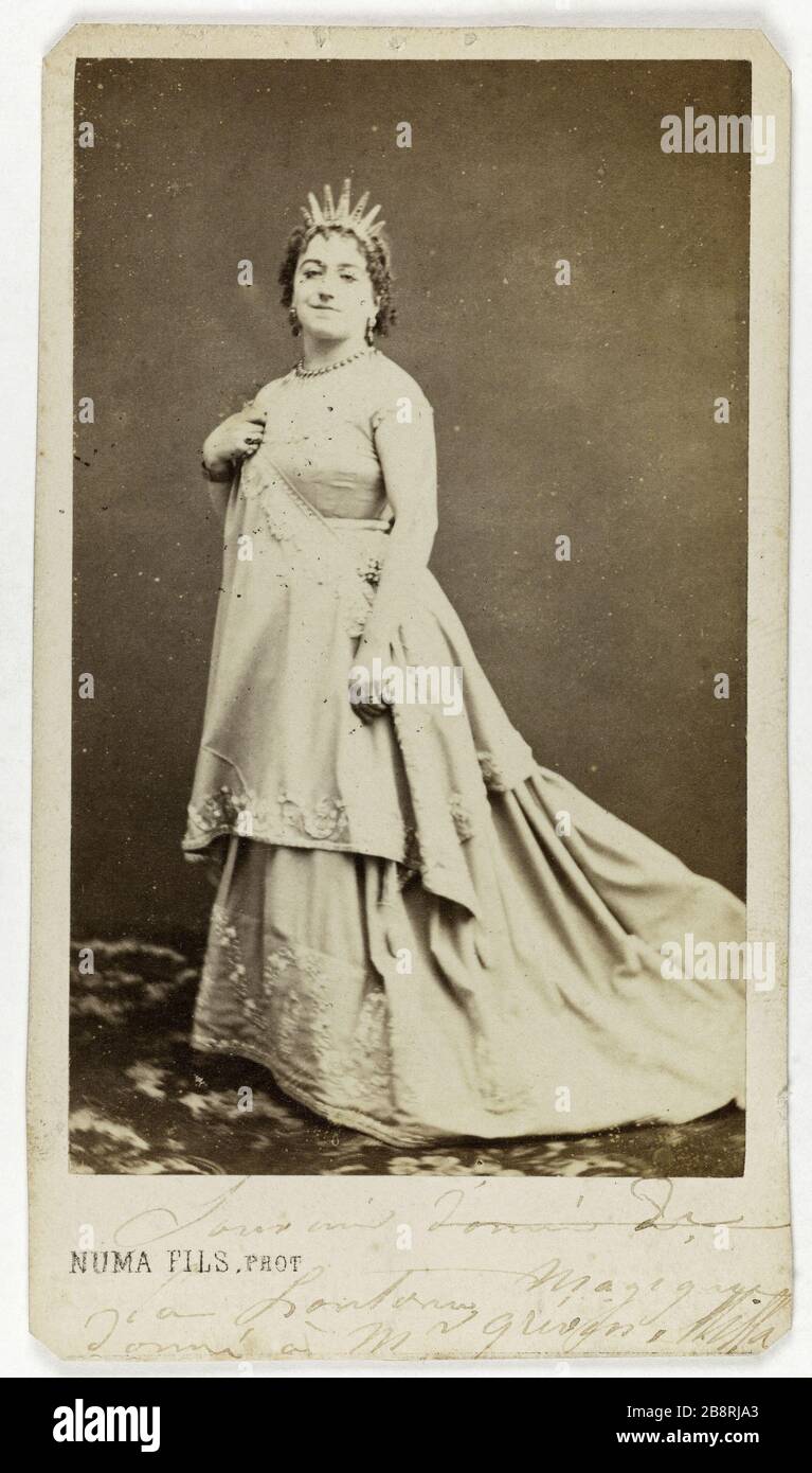 Ritratto di Laure Dordet (-1900), chiamato Milla, attrice teatrale. Portrait de Laure Dordet (décédée en 1900), dite Milla, attrice de théâtre. Carte de visite (recto). Tirage sur papier albuminé. 1860-1890. Photographie de Numa fils (1866-1880). Parigi, musée Carnavalet. Foto Stock