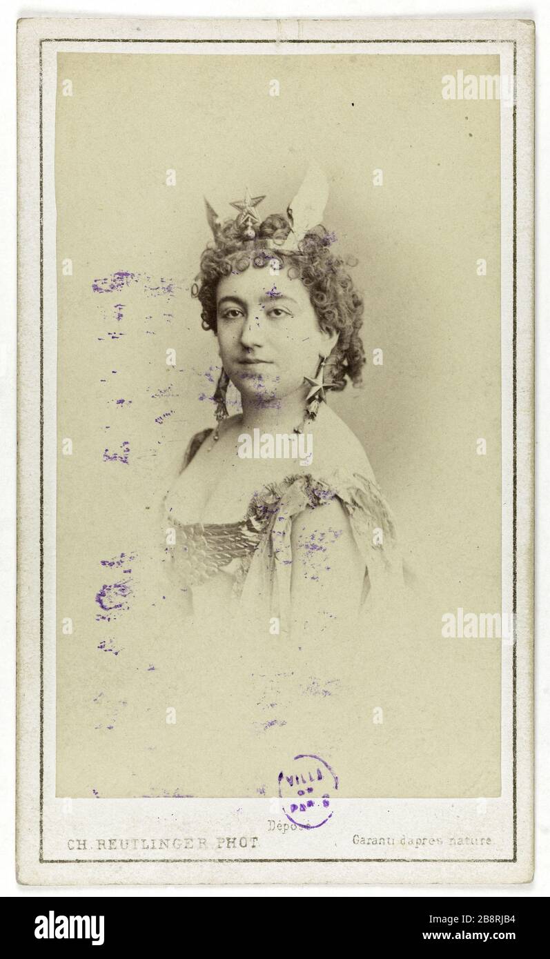 Ritratto di Laure Dordet (-1900), chiamato Milla, attrice teatrale. Portrait de Laure Dordet (décédée en 1900), dite Milla, attrice de théâtre. Carte de visite (recto). Tirage sur papier albuminé. 1860-1890. Photographie de Charles Reutlinger (1816-1880). Parigi, musée Carnavalet. Foto Stock