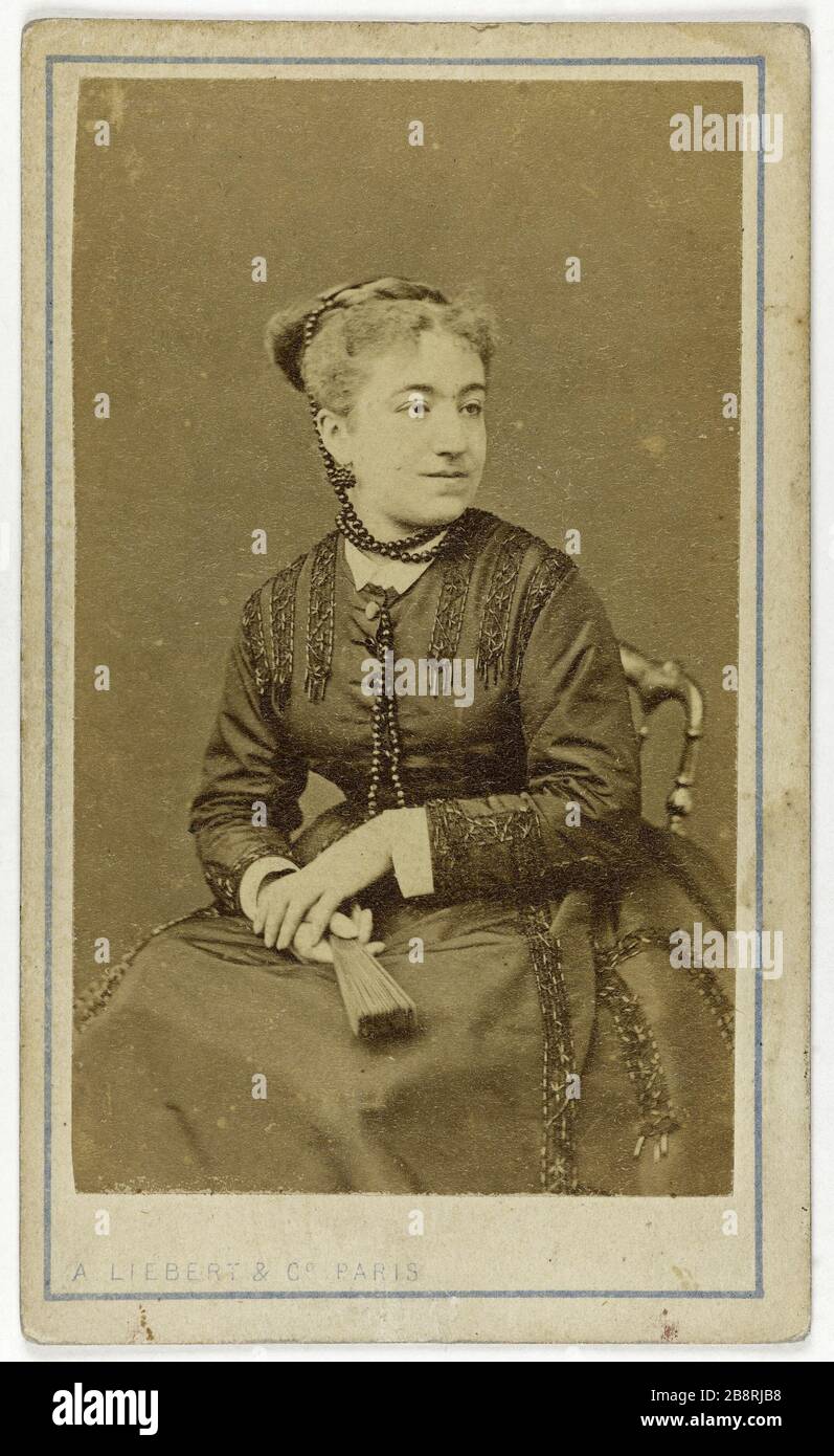 Ritratto di Laure Dordet (-1900), chiamato Milla, attrice teatrale. Portrait de Laure Dordet (décédée en 1900), dite Milla, attrice de théâtre. Carte de visite (recto). Tirage sur papier albuminé. 1860-1890. Photographie d'A. Liébert & Cie. Parigi, musée Carnavalet. Foto Stock