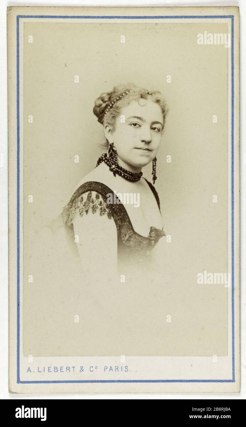 Ritratto di Laure Dordet (-1900), chiamato Milla, attrice teatrale. Portrait de Laure Dordet (décédée en 1900), dite Milla, attrice de théâtre. Carte de visite (recto). Tirage sur papier albuminé. 1860-1890. Photographie d'A. Liébert & Cie. Parigi, musée Carnavalet. Foto Stock