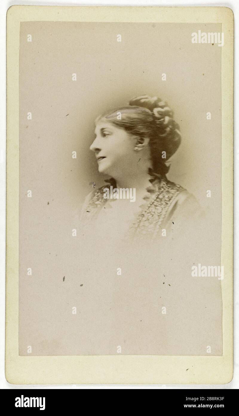 Portrait busto Celine Montaland (1843-1891), attrice teatrale. Portrait en buste de Céline Montaland (1843-1891), attrice de théâtre. Carte de visite (recto). Tirage sur papier albuminé. 1860-1890. Photographie d'Emile Tourtin (1825-V.1880). Parigi, musée Carnavalet. Foto Stock