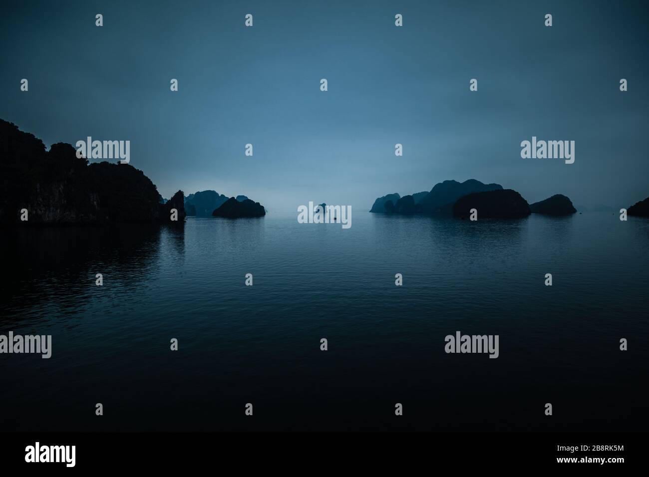 Crepuscolo a Halong Bay Foto Stock