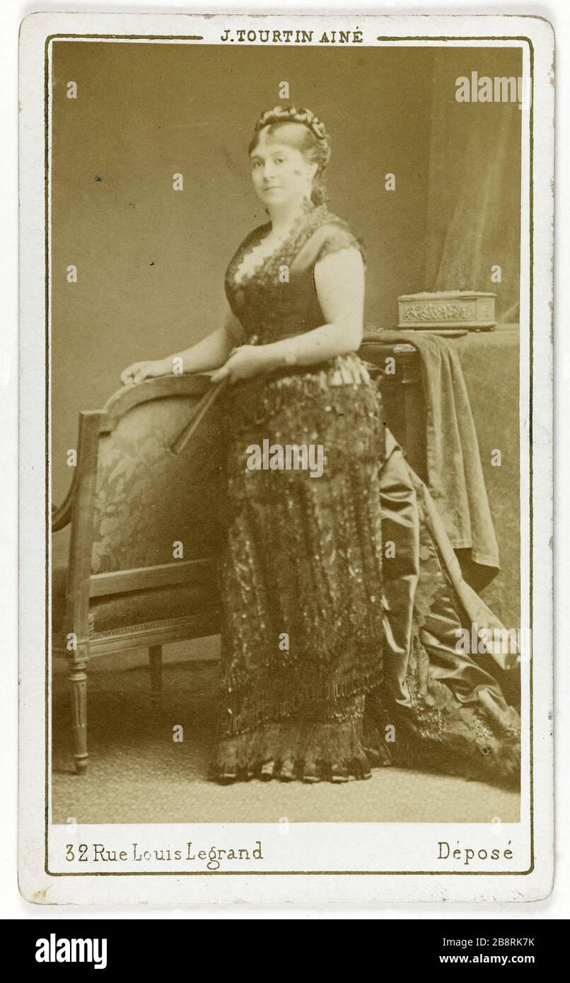 Ritratto di Celine Montaland (1843-1891), attrice teatrale. Ritratto en pied de Céline Montaland (1843-1891), attrice de théâtre. Carte de visite (recto). Tirage sur papier albuminé. 1860-1890. Photographie d'Emile Tourtin (1825-V.1880). Parigi, musée Carnavalet. Foto Stock