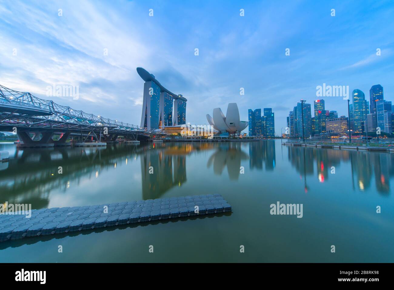 SINGAPORE-1 febbraio 2017: Paesaggio della baia del porto turistico al mattino a Singapore. Foto Stock