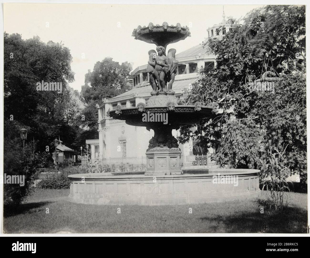 Fontana tra Panorama e Cirque. La fontana Circus di Jacques Ignace Hittorff (1792-1867), architetto e Jean-Auguste barre Said Auguste barre (1811-1896), scultore, vicino al Teatro Marigny, 8 ° arrondissement, Parigi 'la fontaine du Cirque par Jacques Ignace Hittorff (1792-1867), architecte et Jean-Auguste barre dit Auguste barre (1811-1896), scultore, prème de Paris (théâtre). Photographie d'Hippolyte Blancard (1843-1924), vers 1890. Parigi, musée Carnavalet. Foto Stock