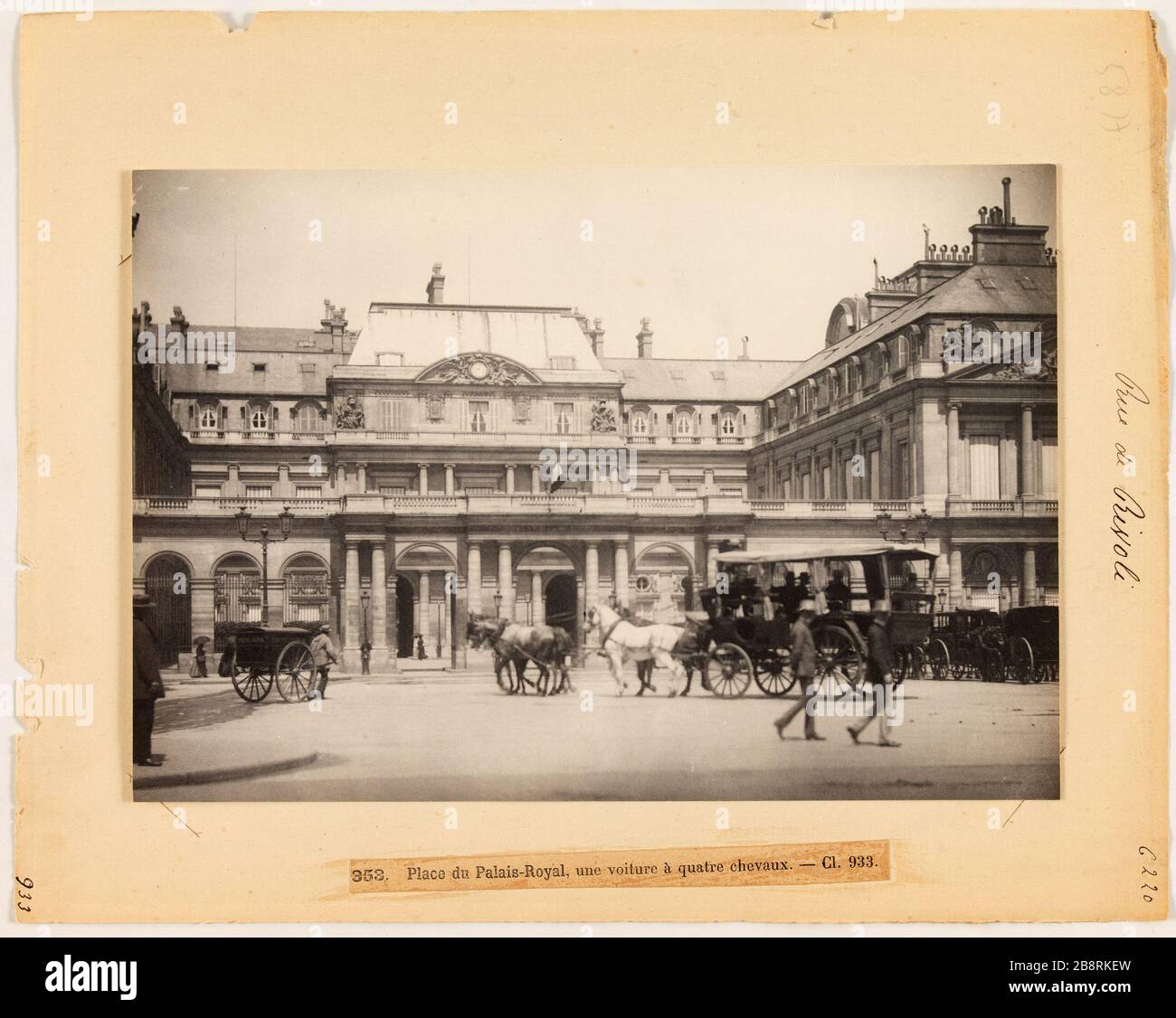 Rue de Rivoli / 353. Place du Palais Royal, un'auto con quattro cavalli. - cl. 933. Front Palais Royal, Place du Palais Royal e Rue de Rivoli, 1° arrondissement, Parigi 'façade du Palais-Royal, Place du Palais-Royal et rue de Rivoli, une voiture à quatre chevaux, Parigi (Ier arr.)'. Photographie d'Hippolyte Blancard (1843-1924), vers 1890. Parigi, musée Carnavalet. Foto Stock