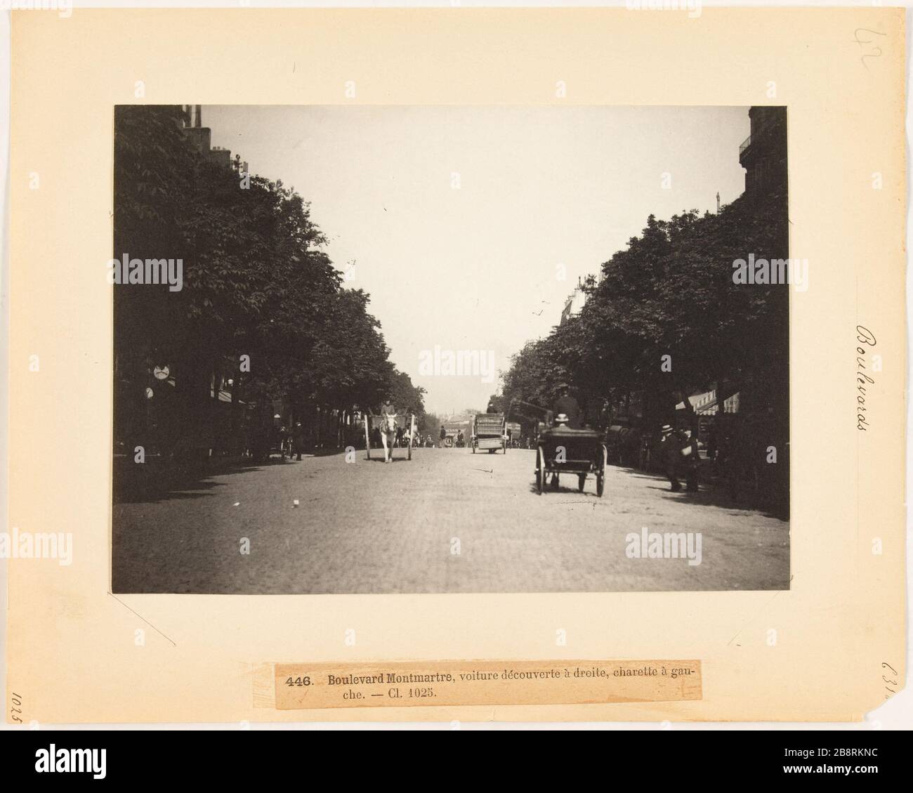 Boulevards / 446 Boulevard Montmartre, auto aperta a destra vagone per gau- / che. Cl. 1025 Fiacre e cart, boulevard Montmartre, 2° e 9° arrondissement, Parigi 'Fiacre et charette, boulevard de Montmartre, Parigi (II-IXème arr.)'. Photographie d'Hippolyte Blancard (1843-1924), vers 1890. Parigi, musée Carnavalet. Foto Stock