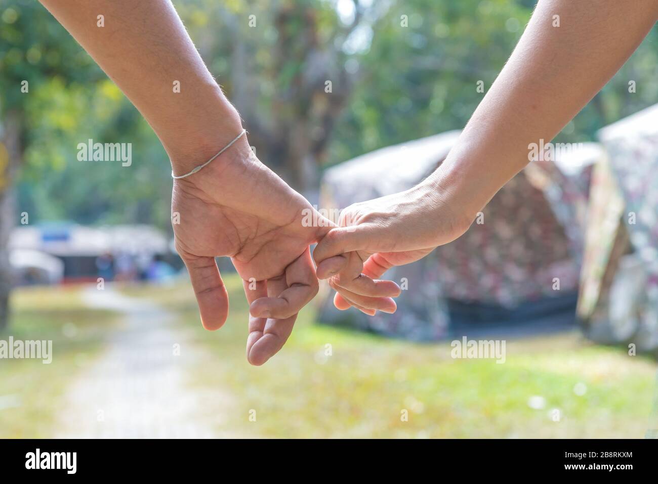 Coppia felice che tiene le mani insieme come amore per sempre nel giorno di San Valentino. Foto Stock