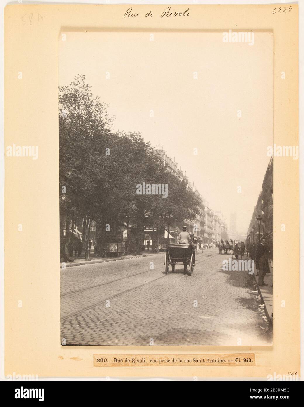 Rue de Rivoli / 360 Rue de Rivoli, vista da Rue St. Antoine. - cl. 940. Horse Cars in Rue de Rivoli, 1 ° arrondissement, Parigi 'Voitures à cheval sur la rue de Rivoli, Parigi (Ier arr.)'. Photographie d'Hippolyte Blancard (1843-1924), vers 1890. Parigi, musée Carnavalet. Foto Stock